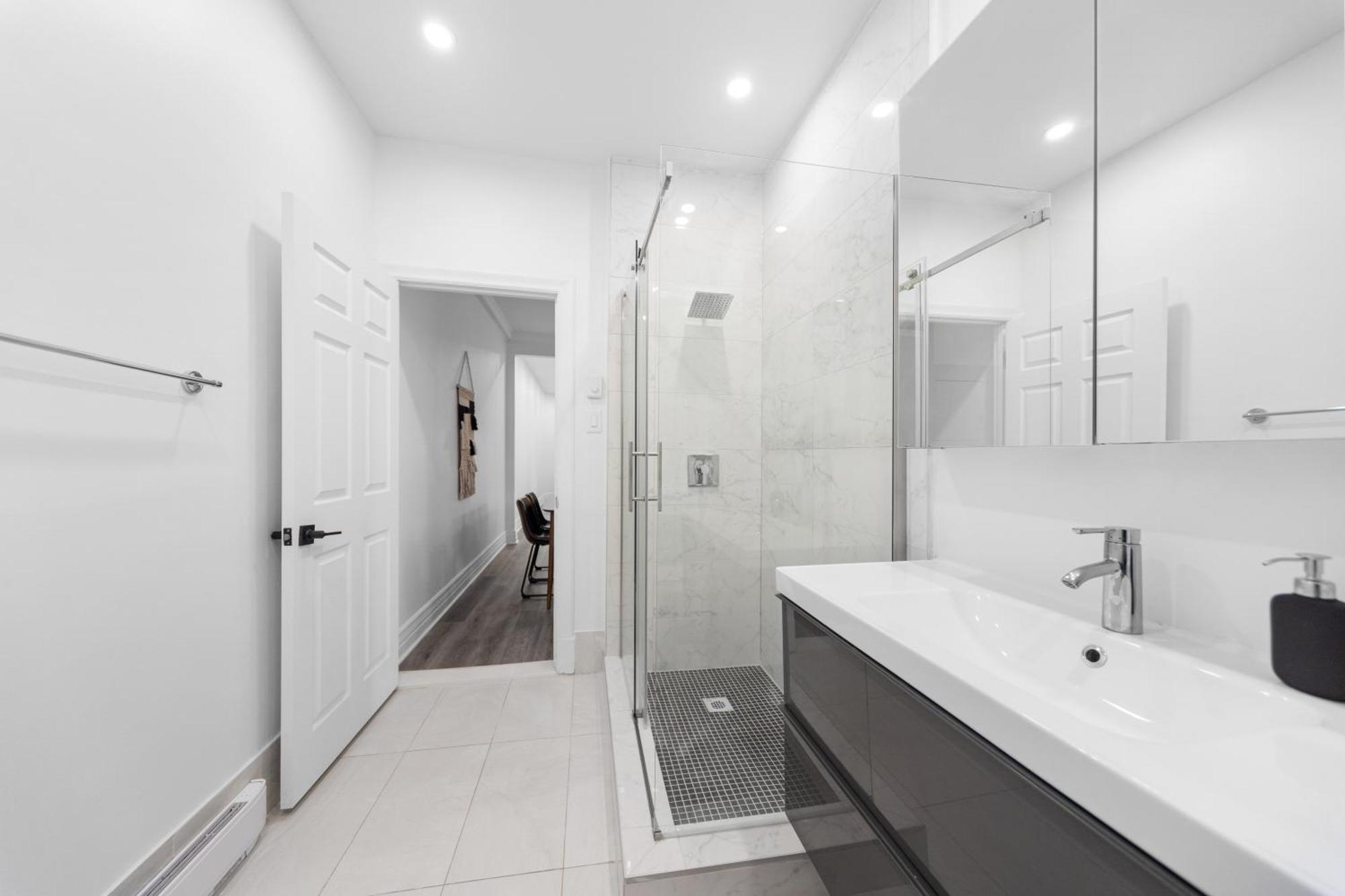 Modern And Cozy 4 Bedrooms Sleep 12 Монреаль Экстерьер фото