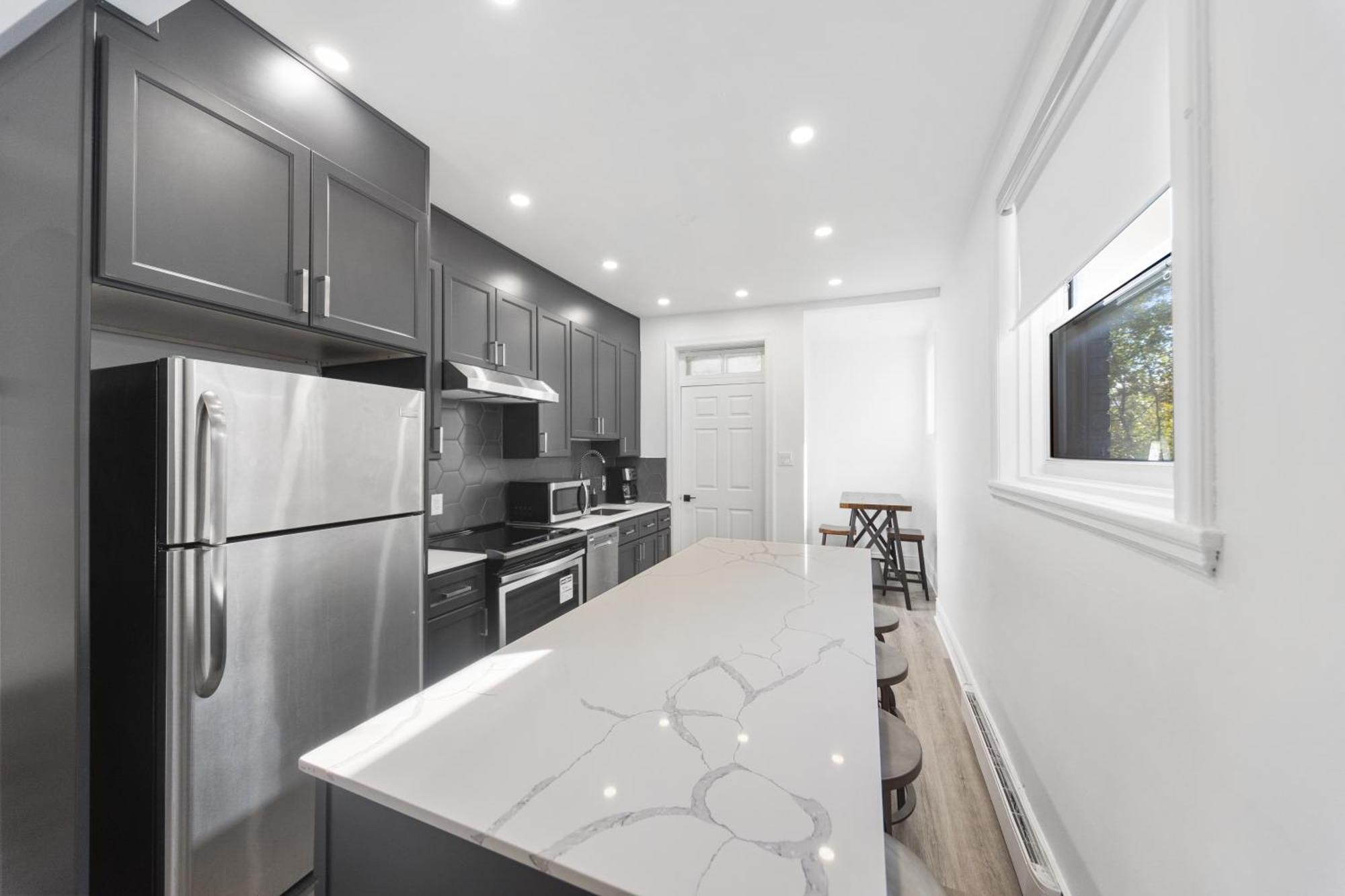 Modern And Cozy 4 Bedrooms Sleep 12 Монреаль Экстерьер фото