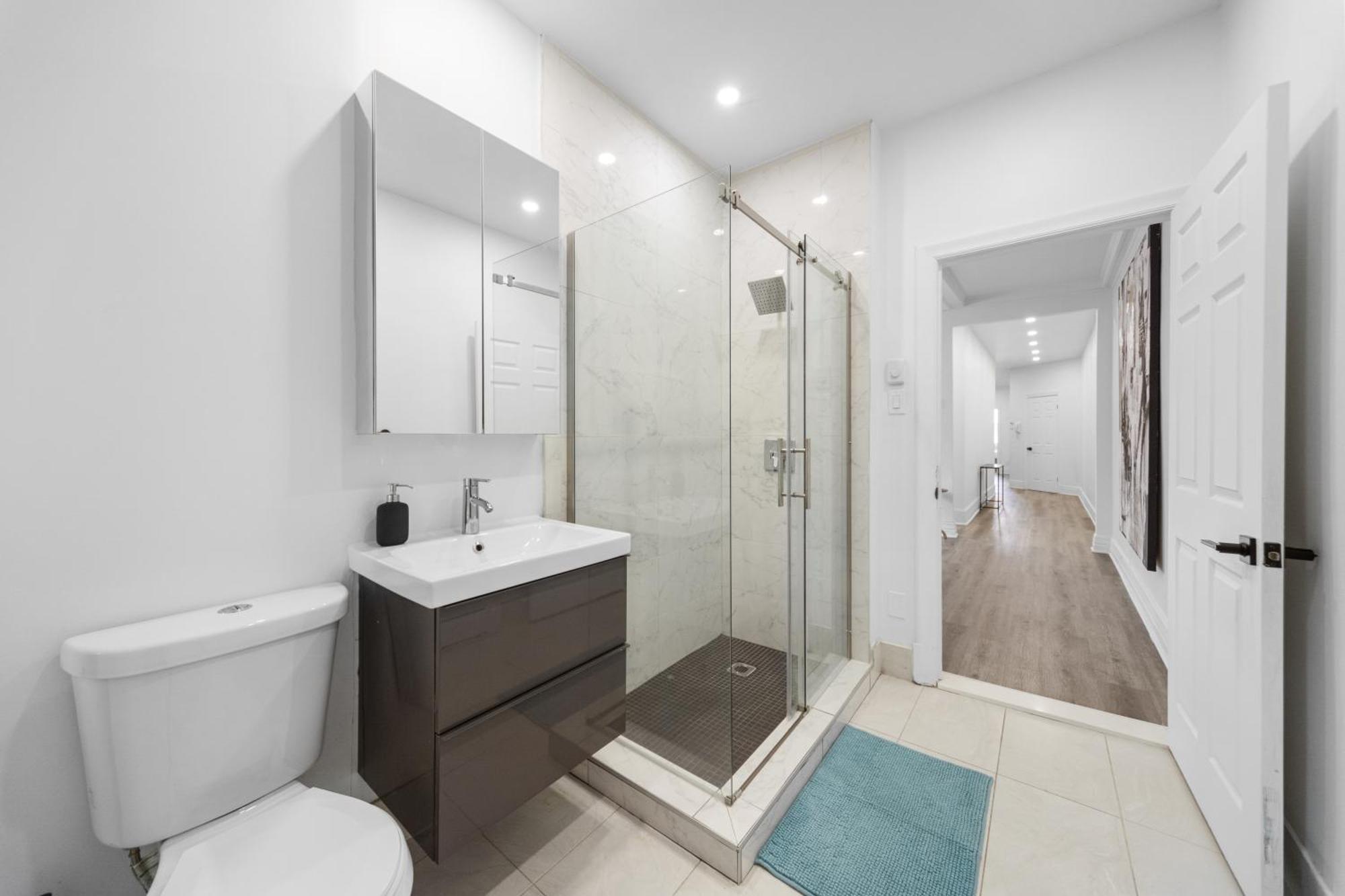 Modern And Cozy 4 Bedrooms Sleep 12 Монреаль Экстерьер фото
