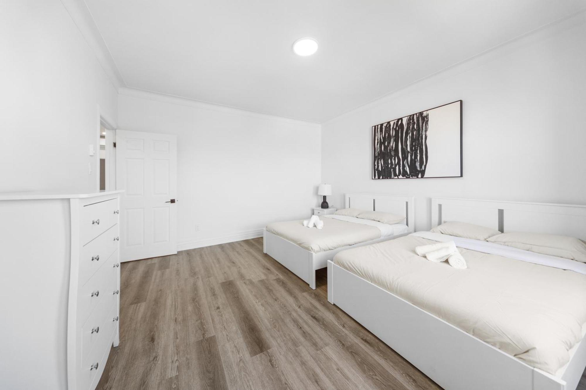 Modern And Cozy 4 Bedrooms Sleep 12 Монреаль Экстерьер фото