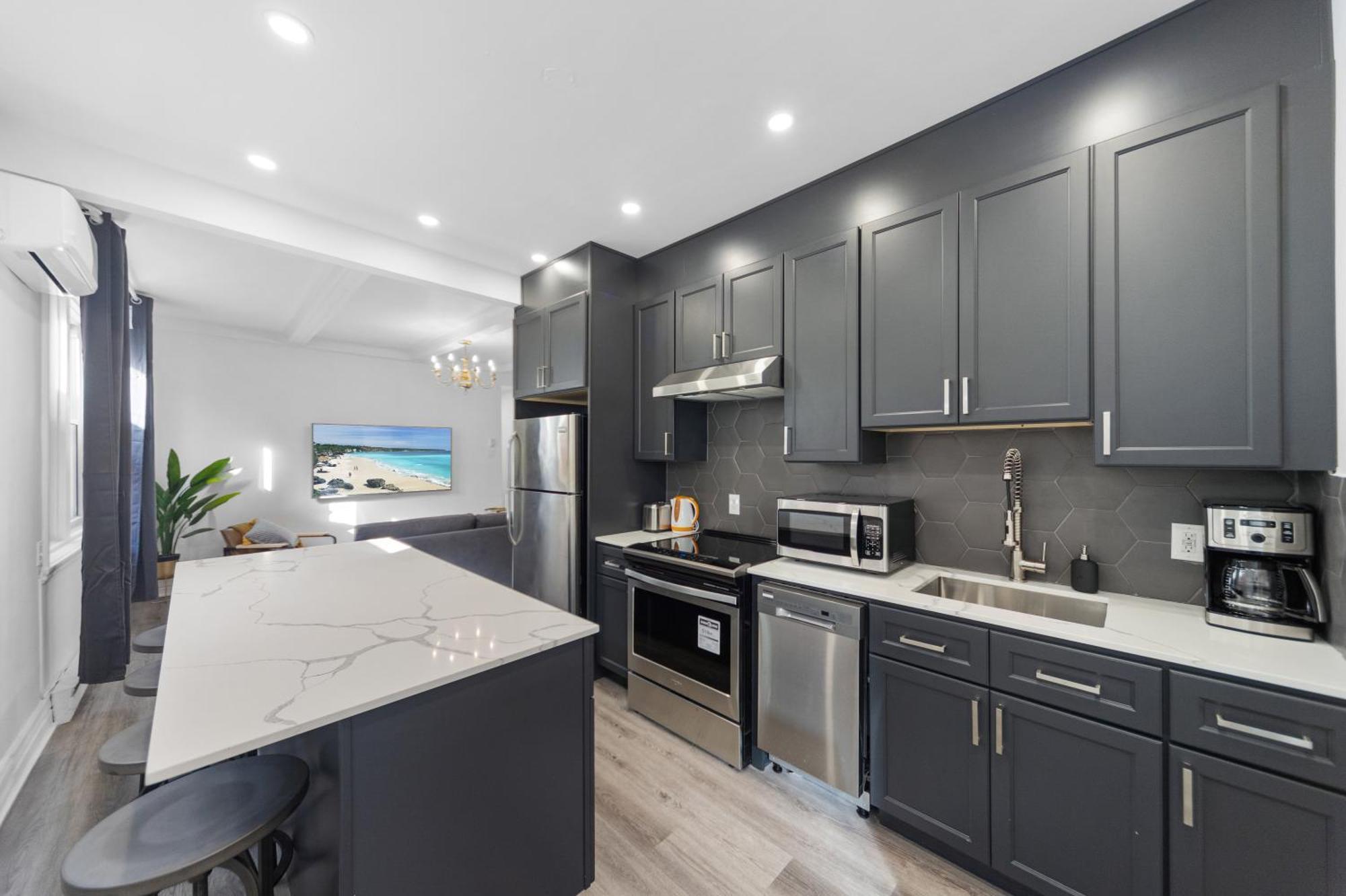 Modern And Cozy 4 Bedrooms Sleep 12 Монреаль Экстерьер фото