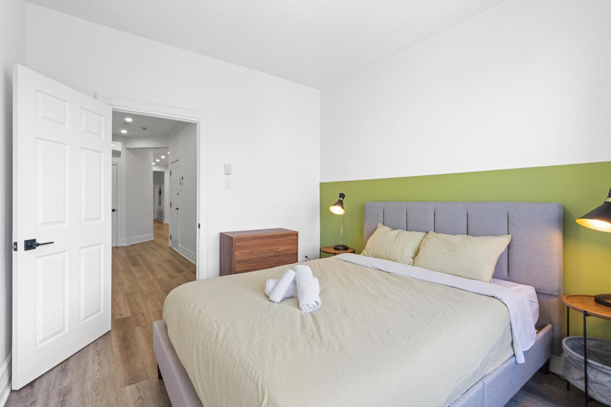 Modern And Cozy 4 Bedrooms Sleep 12 Монреаль Экстерьер фото